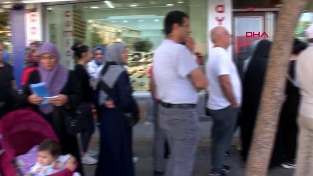 SOSYAL KONUT BAŞVURUSU İÇİN BANKA ÖNLERİNDE YOĞUNLUK SÜRÜYOR