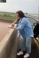فيديو ممثلة باكستانية تلقي مخلفات بلاستيكية في النهر يثير موجة غضب