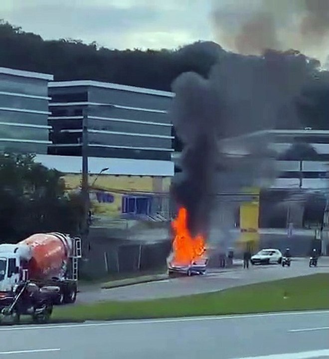 Carro em chamas deixa trânsito lento na SC-401...