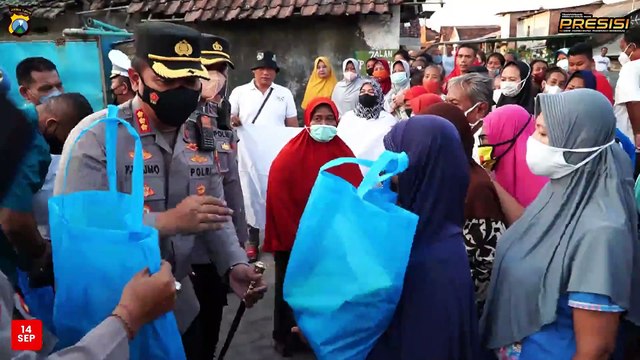 Polresta Sidoarjo Bersama Alumni Untag Bagikan Bansos Dampak Kenaikan Harga BBM