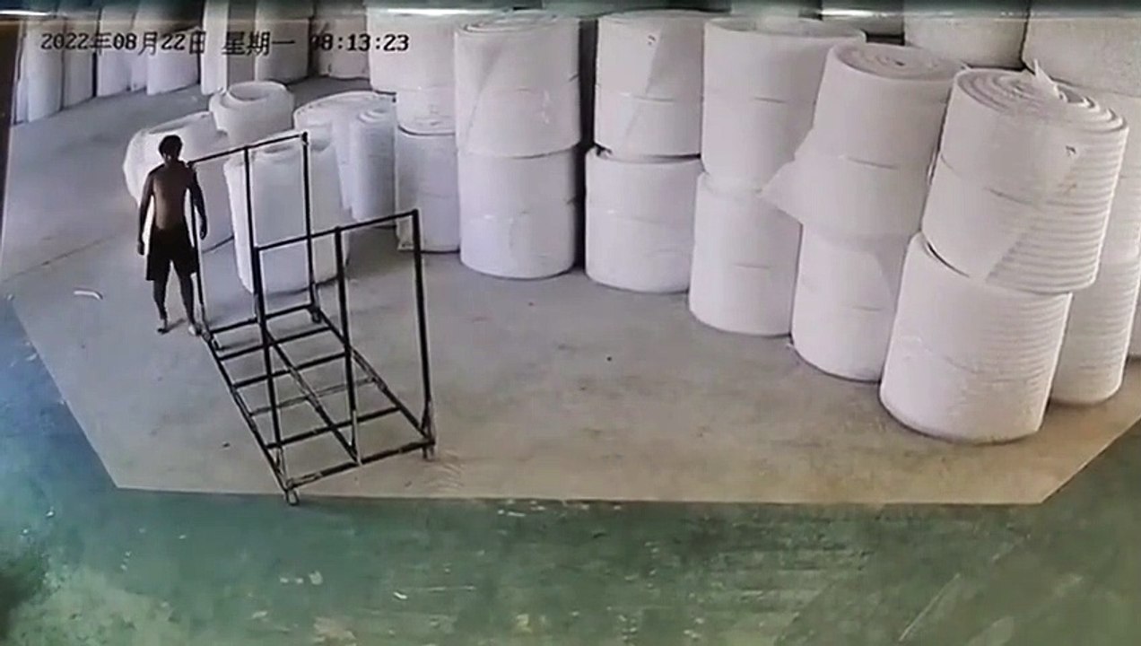 Il allume un rouleau de mousse dans un entrepôt pour voir ce qu'il va se produire