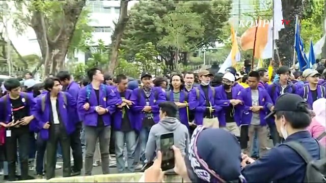 Aliansi BEM Indonesia Bongkar Pagar Kawat Agar Aspirasi Tolak Kenaikan Harga BBM Didengar Pemerintah