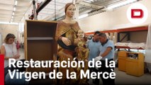 La talla gótica de la Virgen de la Mercè vuelve a su camarín tras la restauración