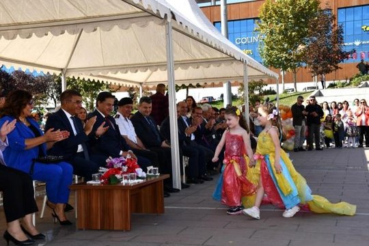 Öğrenciler geri dönüşüm defilesiyle çevre kirliliğine dikkat çektiler