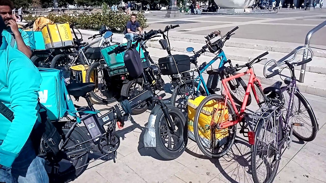 Protesta rider Milano, presidio in Stazione Centrale