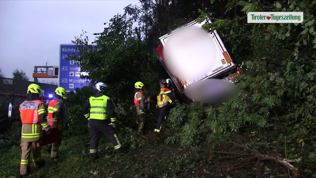 Lkw prallte in Böschung: Stau nach Unfall auf A12 bei Ampass