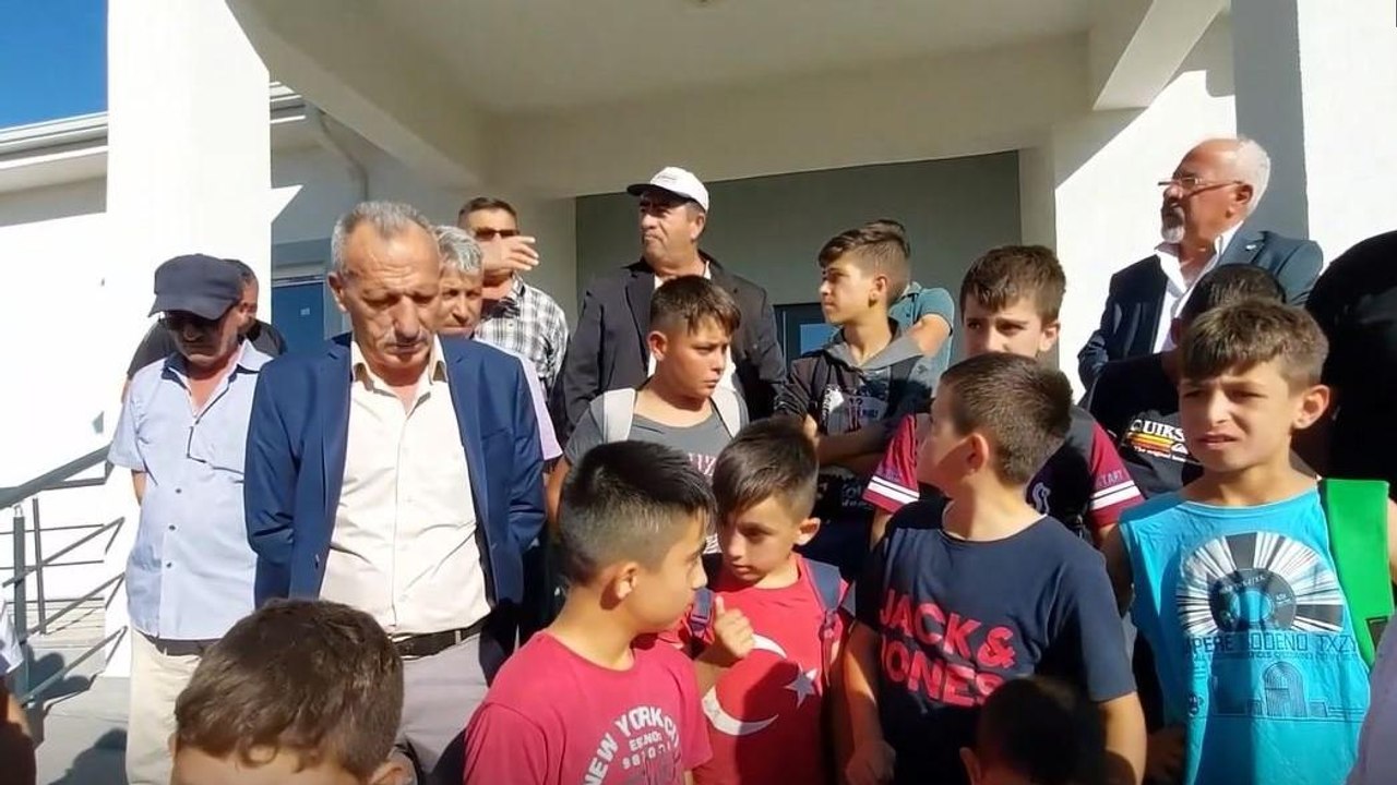 AKP’li belediyenin borcu yüzünden açılamayan okula veliler isyan etti