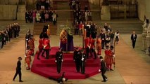 Kraliçe Elizabeth'in tabutunun yanında nöbet tutan asker bayıldı