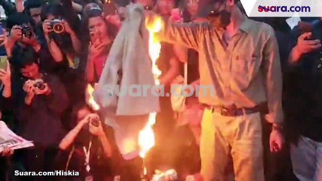 Massa Aksi Aliansi Rakyat Bergerak Membakar Jas Almamater UGM