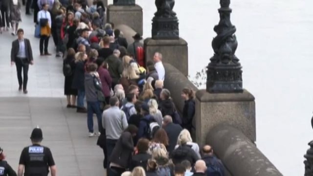 Londra, coda interminabile per omaggiare il feretro della regina