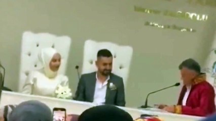 "Anneci" damat! Nikah masasında "Evet" demek için annesinin onayını bekledi