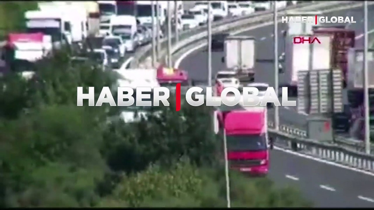 TEM'de kamyon devrildi, trafik durdu!