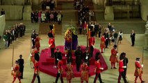 Un Garde royal s'effondre devant le cercueil de la Reine Elizabeth II