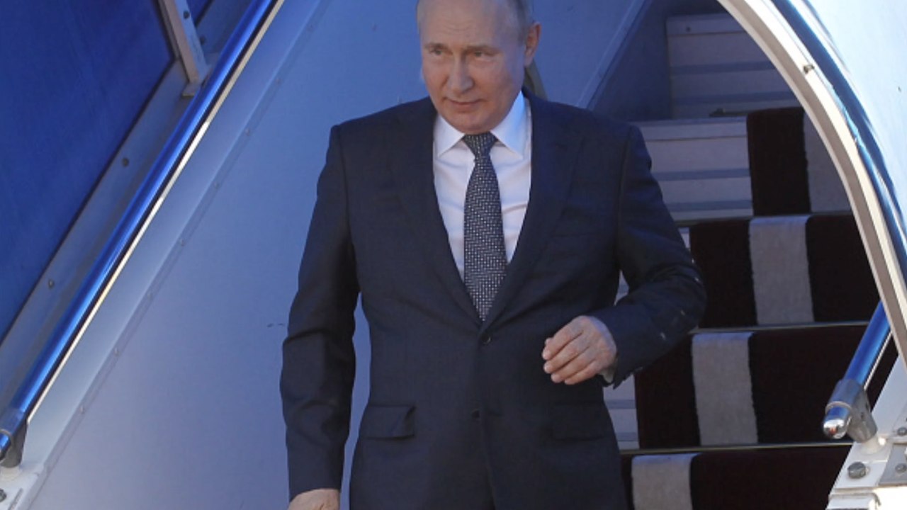 Leidet Putin an Parkinson? Aufnahmen zeigen steifen Arm