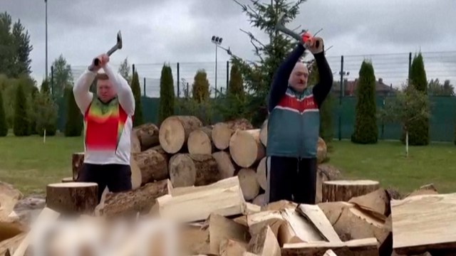 Le président Biélorusse Loukachenko se filme en coupant des bûches pour que l’Europe « ne meure pas de froid »