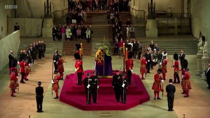 Guarda real desmaia durante velório da rainha Elizabeth II