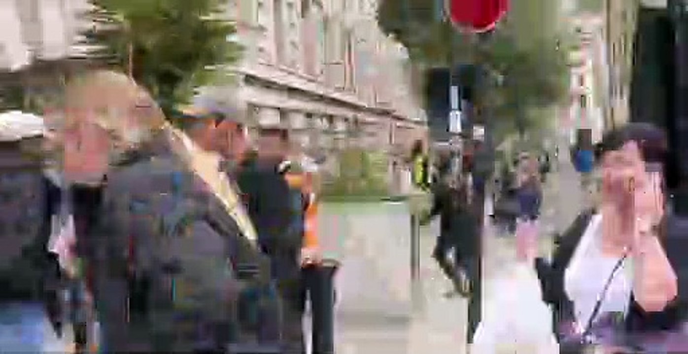 Queue to see the Queen - video by Richard Lemmer