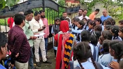 कुलथाना में बालिका छात्रावास में अनियमितताओं को लेकर प्रदर्शन, सुविधाएं नहीं मिलने पर मुख्य गेट पर लगाया ताला