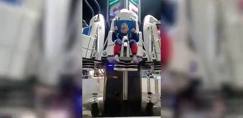 سقوط مروع لإحدى ألعاب الملاهي في البرازيل وإصابة طفل بالفيديو