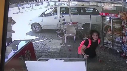 İKİ GENÇ MİNİBÜSÜN ALTINDA KALMAKTAN SANİYE FARKLA KURTULDU