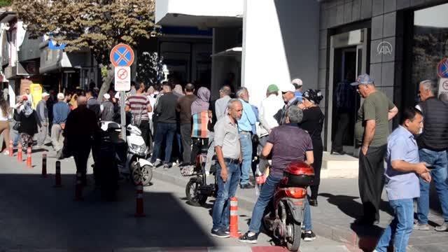 Sosyal konut projesine başvuru yapmak isteyenler banka önlerinde yoğunluk oluşturdu