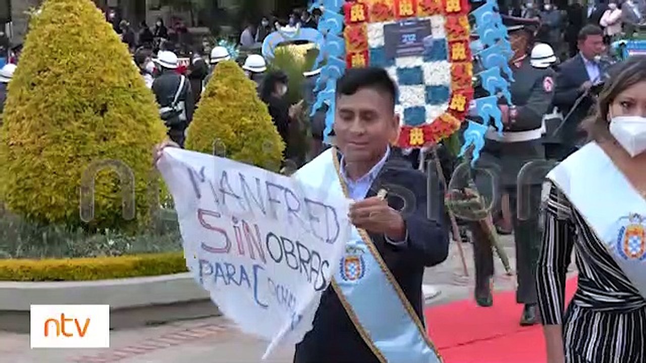 Concejal Flores protestó por la falta de obras con un cartel y los usuarios le hicieron un meme