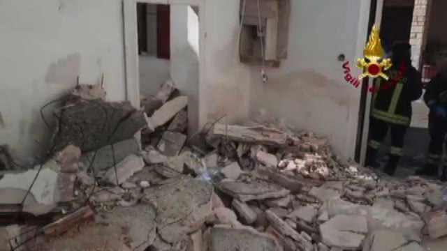 Crolla solaio di un edificio in ristrutturazione, muore operaio