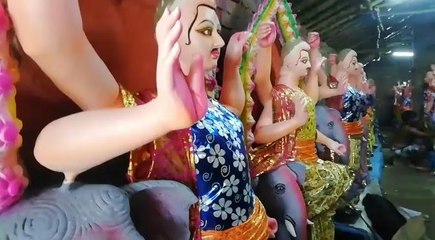 বিশ্বকর্মা তৈরিতে চরম ব্যস্ততা, বৃষ্টিতে প্রতিমা বিক্রি নিয়ে চিন্তায় মৃৎশিল্পীরা  |OneIndia Bengali