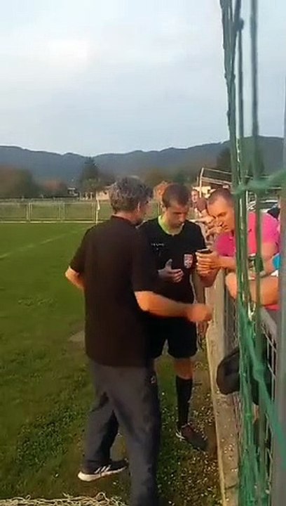 L'arbitre d'un match amateur consulte la vidéo d'un spectateur pour juger un but