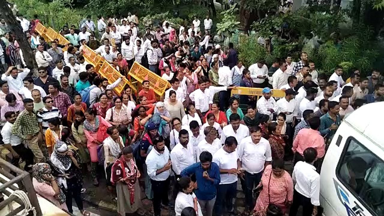 Gujarat news: स्वास्थ्यकर्मी दिखे आक्रामक मूड़...