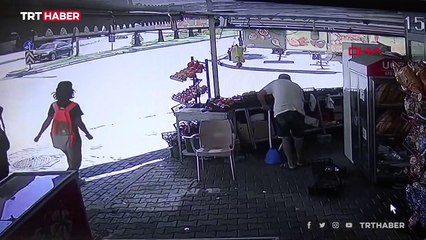 İki genç minibüsün altında kalmaktan son anda kurtuldu: O anlar kamerada