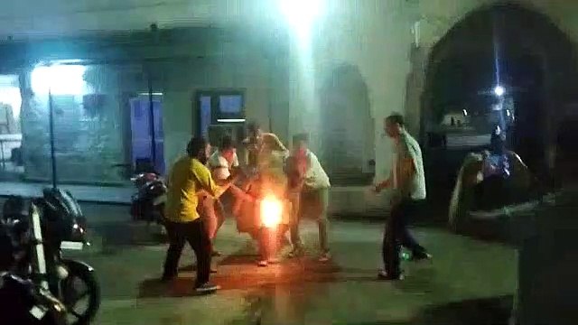 रिपोर्ट दर्ज नहीं करने से परेशान युवक पेट्रोल लेकर थाने में घुसा और आग लगा ली