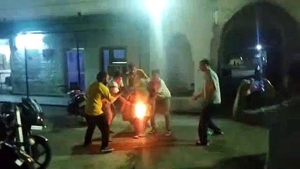 रिपोर्ट दर्ज नहीं करने से परेशान युवक पेट्रोल लेकर थाने में घुसा और आग लगा ली