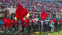 Caos en el estadio nacional de Tegucigalpa, tras ingreso del Frente de Resistencia Popular en medio del desfile encabezado por el expresidente Manuel Zelaya. Lanzan golpes, botes, botellas, agua y abucheos.   Varios centros educativos se retiran para evit