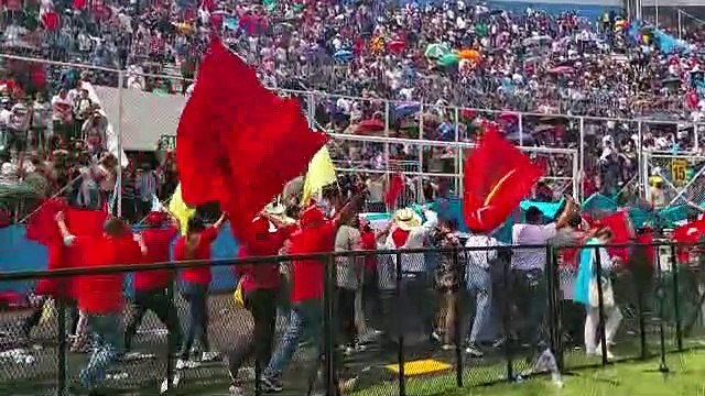 Caos en el estadio nacional de Tegucigalpa, tras ingreso del Frente de Resistencia Popular en medio del desfile encabezado por el expresidente Manuel Zelaya. Lanzan golpes, botes, botellas, agua y abucheos. Varios centros educativos se retiran para evit