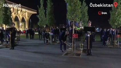Cumhurbaşkanı Erdoğan, Semerkant'ta ağaç dikti
