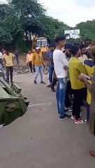 VIDEO... अहमदाबाद में गड्ढों का बढ़ता बर्चस्व, आधा ट्रक धंसा