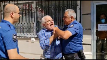 Eski başkandan kelepçeli su eylemi