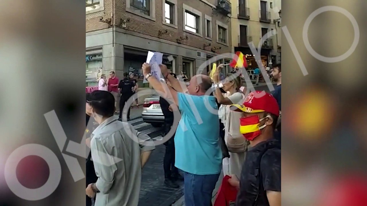 Pitos y abucheos a Sánchez en Toledo en el 2º acto de su campaña para "pisar la calle"