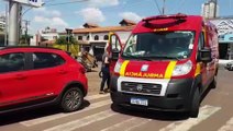 Mulher fica ferida após colisão entre carro e moto na Rua Manaus, no Cancelli