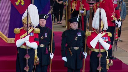 Deux actuels ministres britanniques prennent un tour de garde auprès du cercueil d'Elizabeth II