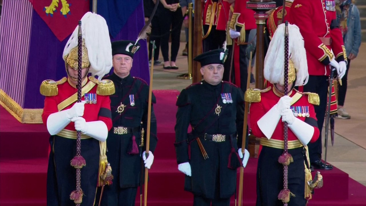 Deux actuels ministres britanniques prennent un tour de garde auprès du cercueil d'Elizabeth II