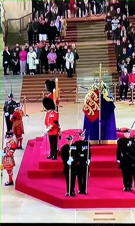 Una guardia reale crolla vicino al feretro dell...