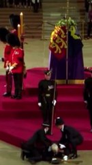 حرس الملكي ينهار أمام نعش الملكة