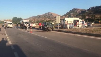 Servis minibüsüyle kamyonet çarpıştı, 11'i öğrenci 14 kişi yaralandı (1)