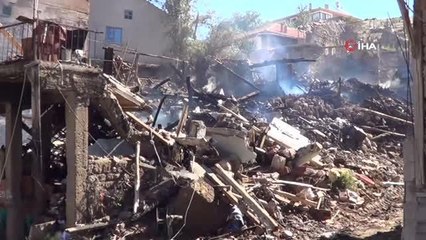 Alevlerin geceyi aydınlattığı yangında 3 ev kullanılmaz hale geldi
