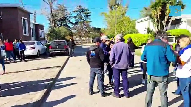 Protesta y abrazo simbólico al Instituto Biológico: Los empleados no quieren perder sus condiciones laborales