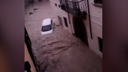 Cantiano, l'alluvione porta via le auto