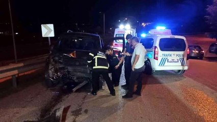 Son dakika haberi! Hafif ticari araç ile otomobil çarpıştı: 2 yaralı