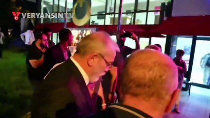 Zafer Partisi Genel Merkezi'ne asılan "Yerli ve Milli Escobar" pankartının indirilmesi için polis parti genel merkezine girdi.